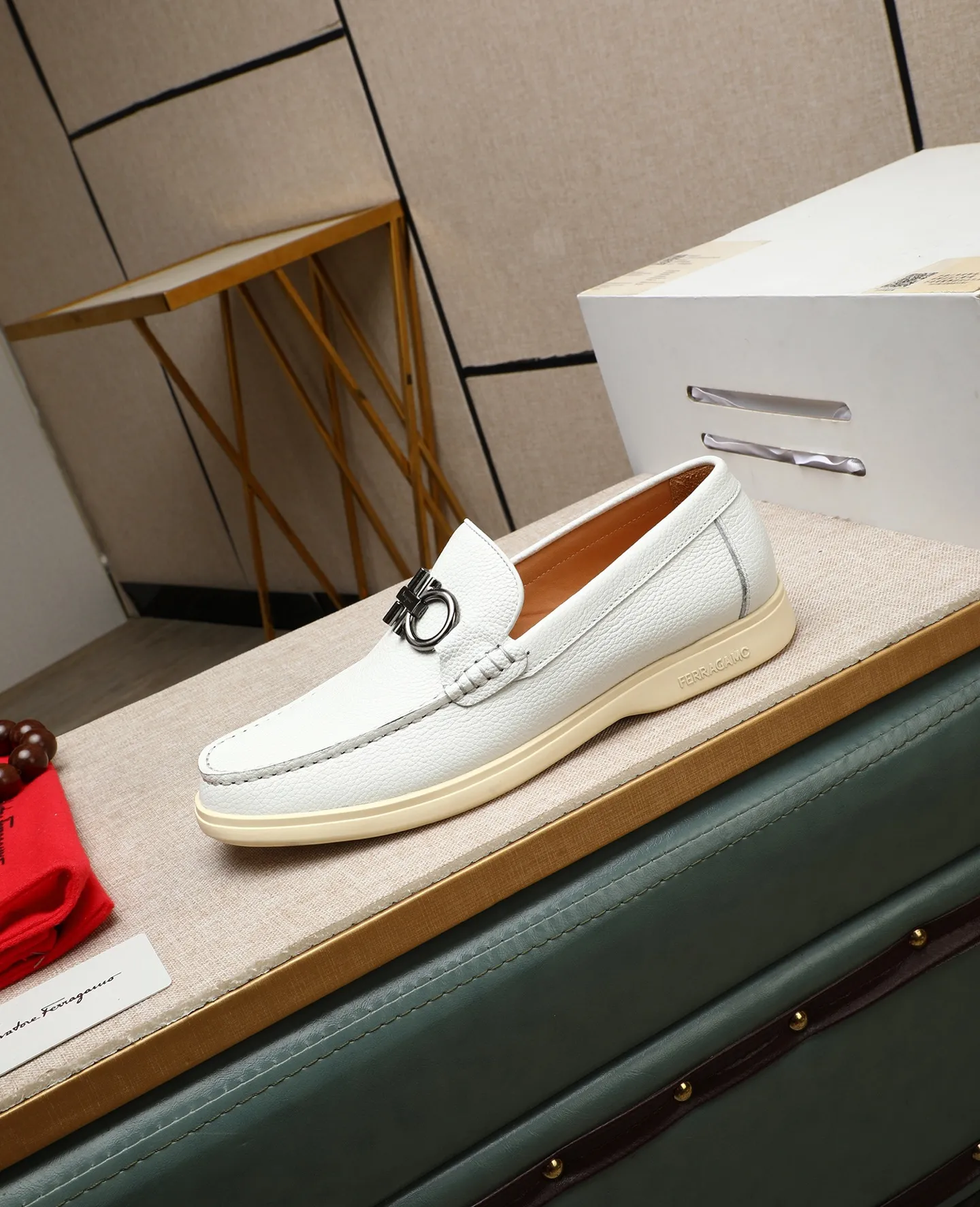 Men's shoes 💰580 📛📛(water-dyed cow lining) Salvatore Ferragamo high-end (Salvatore Ferragamo) is the top international luxury footwear brand. It comes from the fashion kingdom of Italy. It is famous all over the world for its traditional handmade design and novel styles... 🚶🏻🚶🏻New suit shoes are available simultaneously at the counter. This style is purely handmade. The fabric is imported Italian calfskin➕Soft water-dyed cowhide lining. Original authentic outsole🌀🌀Size: 38➖44 (45 46 customized)